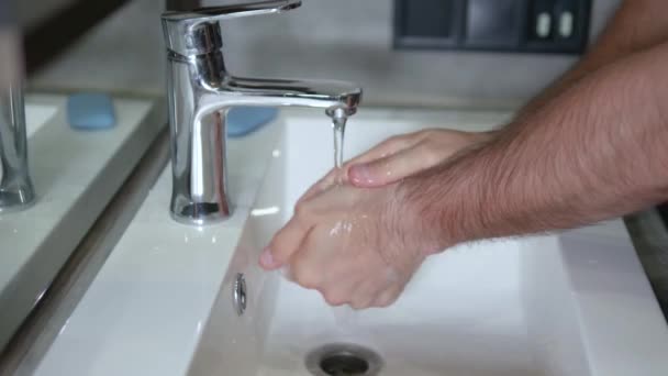 Handen Met Zeep Een Man Bij Wastafel Desinfecteert Zijn Handen — Stockvideo