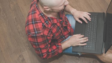 Bir adam, bir adam dizüstü bilgisayarda yazıyor, üst düzey, şık saç stili, genç..