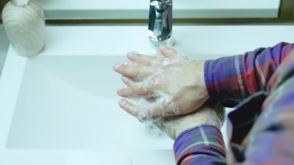 Genç Bir Adam Ellerini Yıkıyor Ellerini Sabunla Yıkıyor Bakteriyi Iyice — Stok video