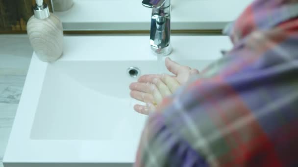 Adam Sabun Musluğun Altında Ellerini Yıkıyor Ellerindeki Kiri Temizliyor Sabunla — Stok video
