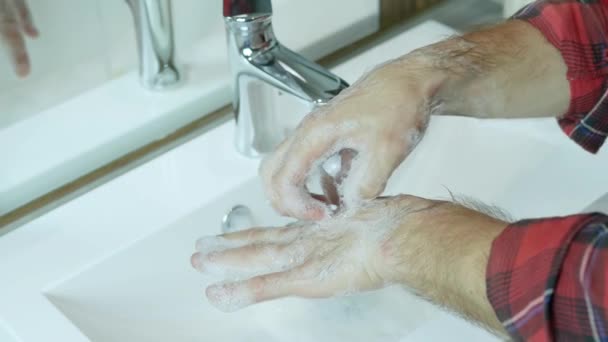 Мыть Руки Мылом Краном Водой Крупным Планом Мужские Руки Мыть — стоковое видео