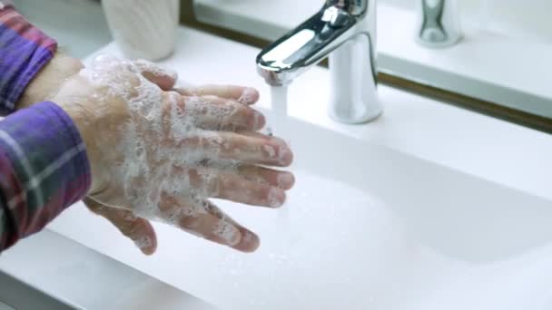 Uomo Usa Sapone Lava Mani Sotto Rubinetto Acqua Lavarsi Accuratamente — Video Stock