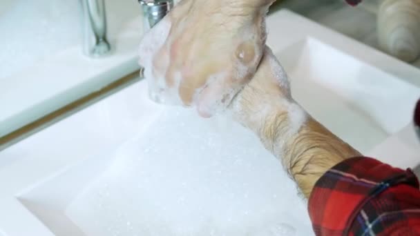 Мыть Руки Мылом Давлением Крана Мужчина Моет Руки Пеной Защищает — стоковое видео