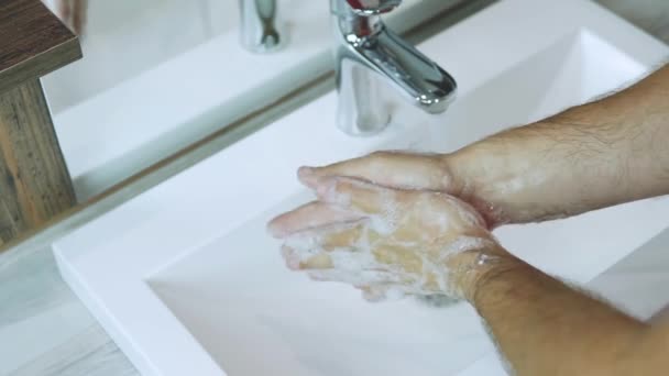 Homme Lave Les Mains Avec Savon Sous Robinet Avec Eau — Video