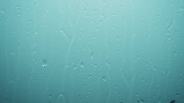 雨が滴下 青い窓ガラスの下に落ちる ストック動画 C Miliia