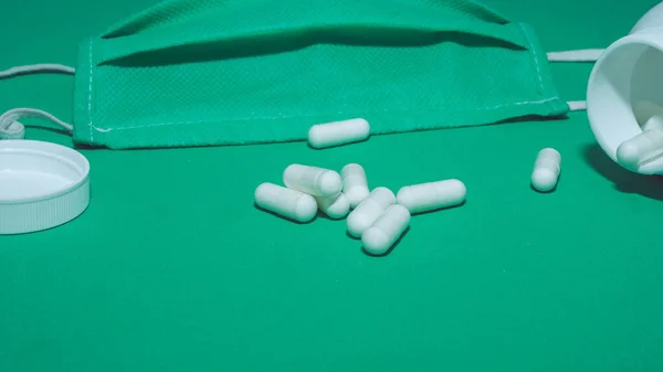Медицинская Маска Таблетками Зеленом Фоне Крупным Планом Защитной Маской Вируса — стоковое фото