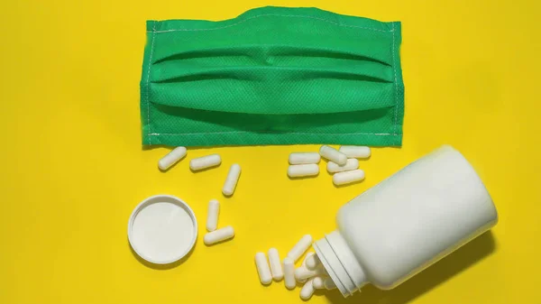 Розсіяні Таблетки Медичні Капсули Таблетки Лікування Жовтому Тлі Баночка Біла — стокове фото