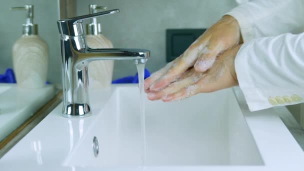 Waschen Sie Die Hände Einem Wasserhahn Mit Wasser Der Arzt — Stockvideo