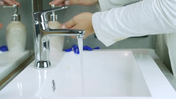 Lavarsi Mani Con Sapone Primo Piano Mani Maschili Operatore Medico — Video Stock