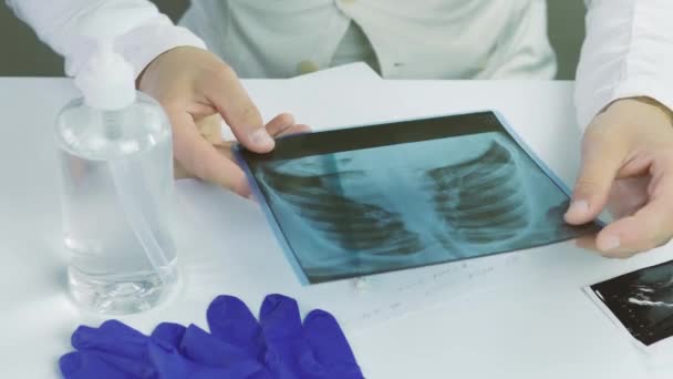 Médico Examina Uma Radiografia Dos Pulmões Diagnosticar Pneumonia Doenças Pulmonares — Vídeo de Stock