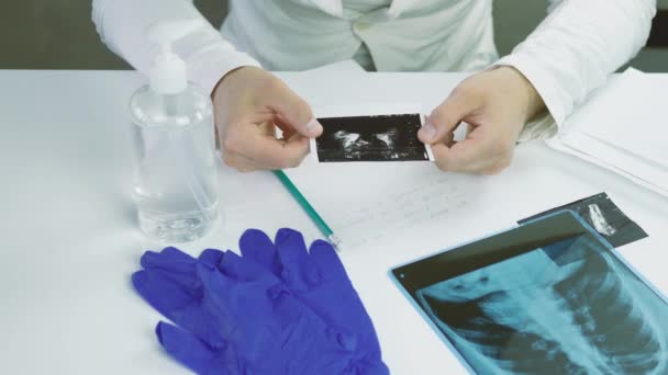 Der Arzt Betrachtet Das Röntgenbild Den Ultraschall Der Prostata Und — Stockvideo