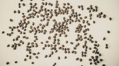 Kahve çekirdekleri, altın rengi, kahve çekirdeklerinin dekoratif resmi, üst manzara.