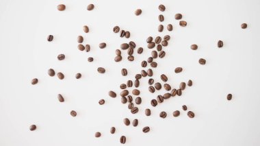 Kahve çekirdekleri üst görünüm, izole, beyaz arkaplan, kahve çekirdeği taneleri