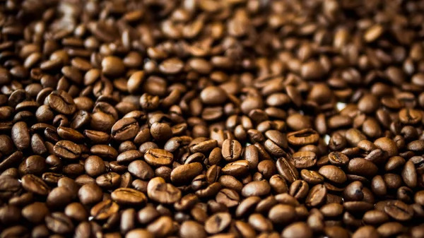 Pörkölt Kávészemek Étvágygerjesztő Illatos Babcsíra Közelkép Háttér — Stock Fotó