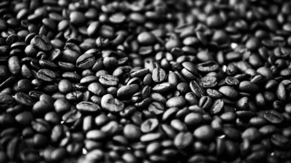 Kávová Zrna Černé Bílé Barvě Detailní Záběr Pražená Kávová Zrna — Stock fotografie