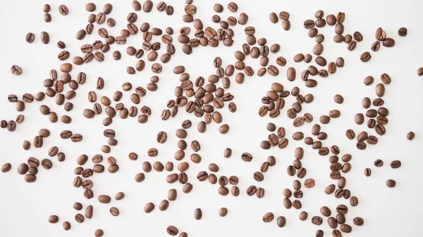 Kaffeebohnen Auf Weißem Hintergrund Bestreuter Kaffee Getreideernte Draufsicht Auf Weißem — Stockfoto