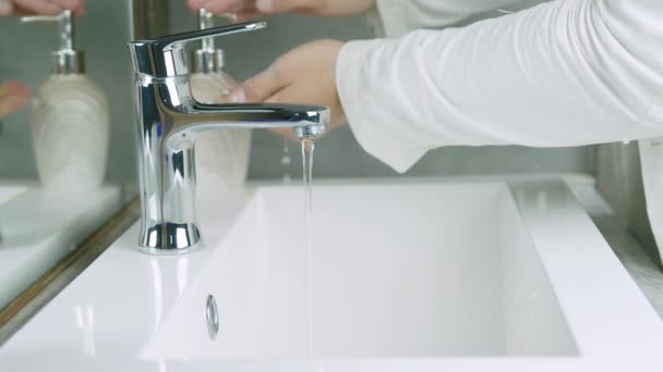 Ein Mann Wäscht Seine Hände Wäscht Den Schmutz Weg Wäscht — Stockvideo