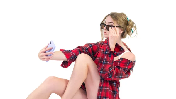 Menina Leva Uma Selfie Uma Menina Bonita Uma Camisa Com — Fotografia de Stock