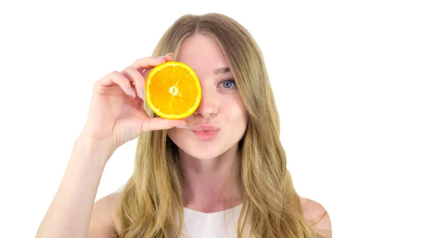 Menina Com Frutas Fundo Branco Feche Olho Com Uma Laranja — Fotografia de Stock