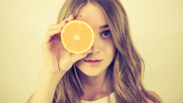 Retrato Uma Menina Bonito Fundo Brilhante Close Segure Uma Laranja — Fotografia de Stock