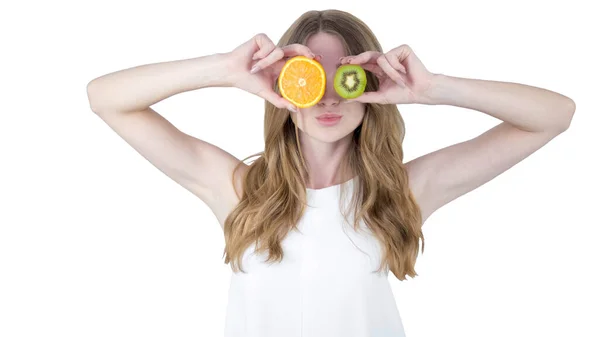 Retrato Uma Jovem Atraente Encantadora Com Frutas Isolado Fundo Branco — Fotografia de Stock