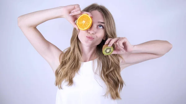 Uma Jovem Com Frutas Nas Mãos Segura Quivi Uma Laranja — Fotografia de Stock