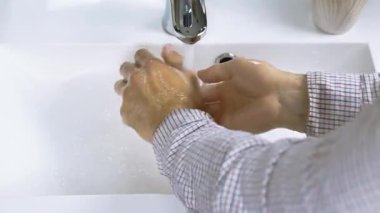 Coronavirus el temizleyicisi. Ellerini iyice yıka. Sabun, vücut bakımı, hijyen.