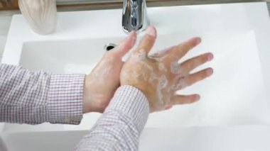 Ellerini akan suyun altında yıka, sabunla yıka, kiri temizle, ellerini iyice yıka, korona virüsü bulaşmasın.