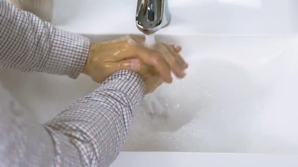 Muž Myje Ruce Aby Vyhnul Nakažení Rozšířenými Viry Korony Mytí — Stock video