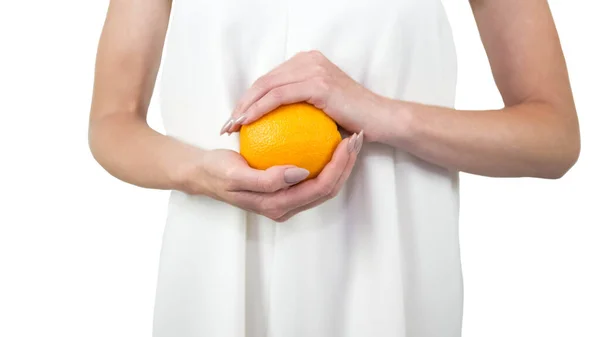 Menina Segurando Uma Laranja Suas Mãos Fundo Branco Close Isolado — Fotografia de Stock