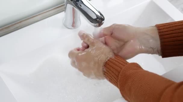 Uma Pessoa Inteligente Responsável Lava Mãos Percebendo Que Possível Infectar — Vídeo de Stock