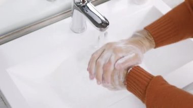 Ellerini sabun ve sıcak suyla 20 saniye yıka, koronavirüsü önle, enfeksiyonu durdur..