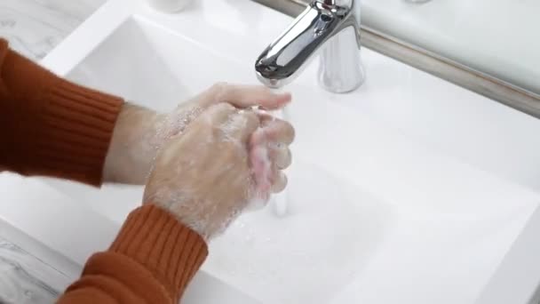 Vue Dessus Lavage Des Mains Jeune Homme Lave Les Mains — Video