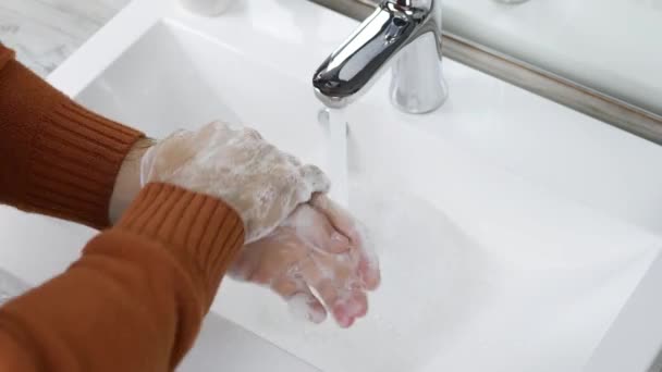 Händewaschen Mit Seifenmann Zur Coronavirus Vorbeugung Ein Junger Mann Achtet — Stockvideo