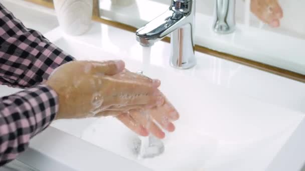 Handen Wassen Met Water Zeep Onder Kraan Close — Stockvideo