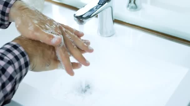 Intensives Händewaschen Mit Seife Gesundheitsvorsorge Körperhygiene Großaufnahme Männlicher Hände — Stockvideo