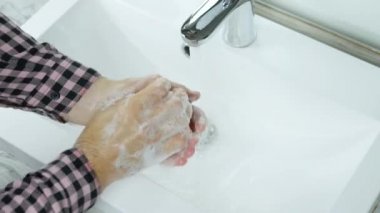 Koronavirüs salgınını önlemek için, el yıkama, erkek elleri kiri temizler, sık sık ellerini yıkar veya el dezenfektanı ile yıkar..