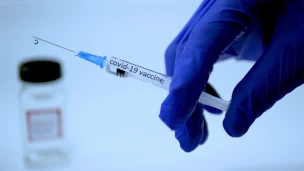 Médico Está Probando Una Vacuna Contra Una Infección Por Coronavirus — Vídeos de Stock