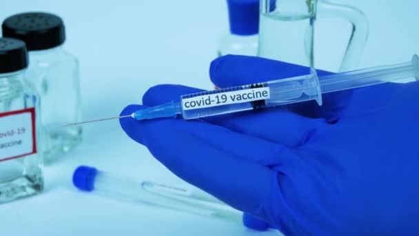 Ein Impfstoff Gegen Coronavirus Beim Arzt Ein Medizinisches Personal Der — Stockvideo