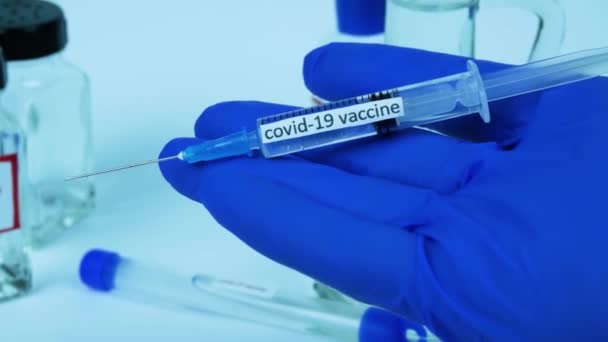 Espremendo Uma Vacina Uma Seringa Uma Agulha Polvilhando Com Medicina — Vídeo de Stock