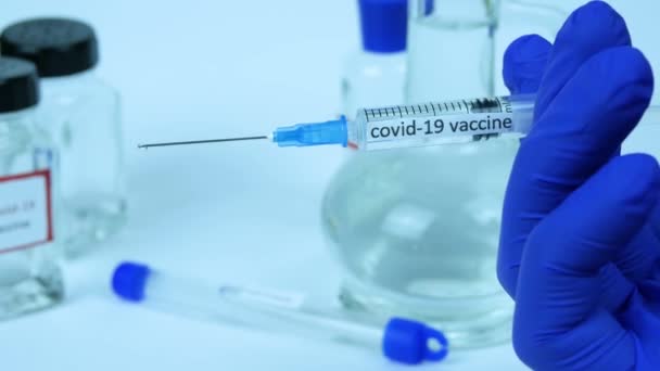 Manteniendo Una Vacuna Contra Infección Viral Por Coronavirus Medicamento Mano — Vídeos de Stock