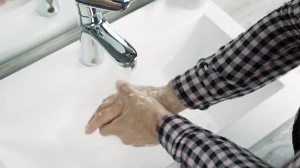 Homem Lava Mãos Com Sabão Impedindo Infecção Por Coronavírus Close — Vídeo de Stock