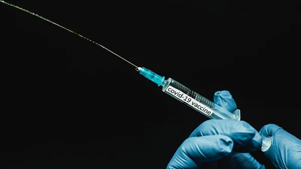 注射器からの薬の流れ 注射器からのCovid 19ワクチン 実験室でのテスト — ストック写真