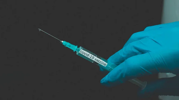 Covid 19ワクチンで医療注射器 コロナウイルス感染や病気に対して 医師は彼の手の中に薬 健康な人のライフスタイル クローズアップを保持しています — ストック写真