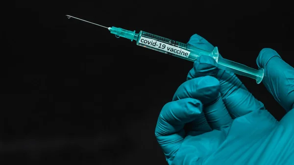 コロナウイルス感染症に対するワクチン Covid 19ワクチン注射器 クローズアップ 医師の手の薬 労働者の手のゴム手袋 — ストック写真