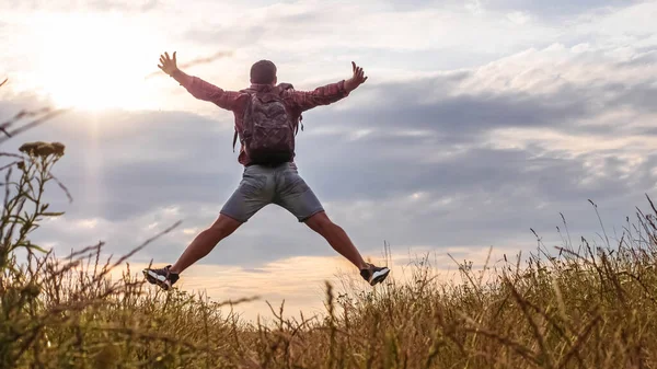 Cara Feliz Natureza Salto Homem Alegre Estilo Vida Jovem Viajante — Fotografia de Stock