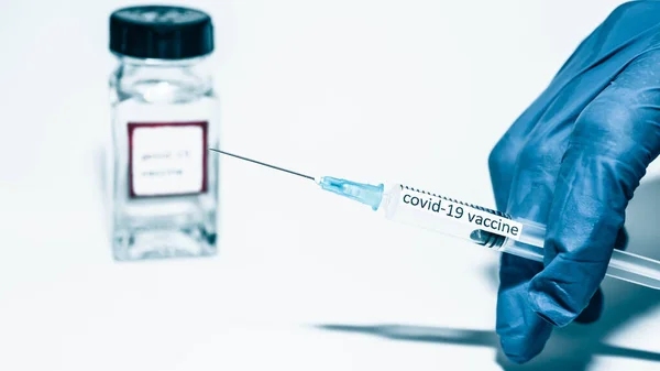 注射針と薬で注射 Covid 19ワクチン コロナウイルス感染のための薬 クローズアップ — ストック写真