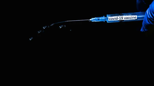 Fecskendő Kovid Koronavírus Vakcinával Cseppek Áramlása Tűből Gyógyszerből Vírusból Közelkép — Stock Fotó