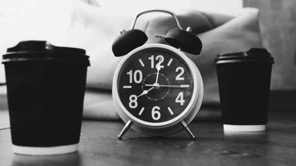 Retro Uhr Mit Wecker Und Cappuccino Plastikbechern Uhrzeiger Uhr Aromatischer — Stockfoto