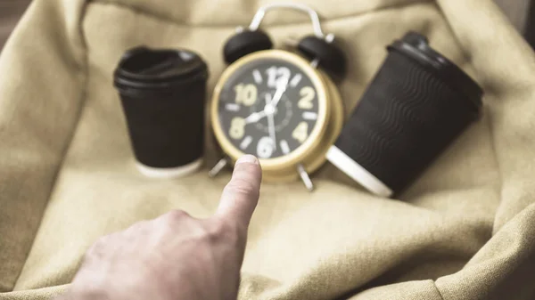 Ein Mann Zeigt Einen Zeigefinger Auf Kaffee Eine Retro Uhr — Stockfoto